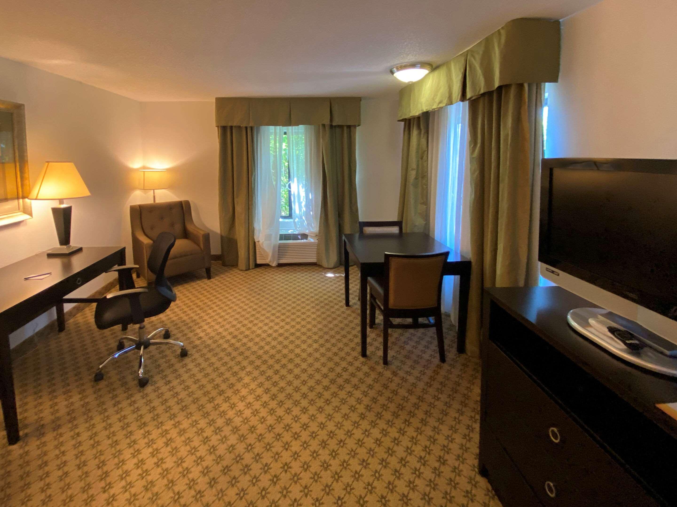 Comfort Inn & Suites Честъртаун Екстериор снимка