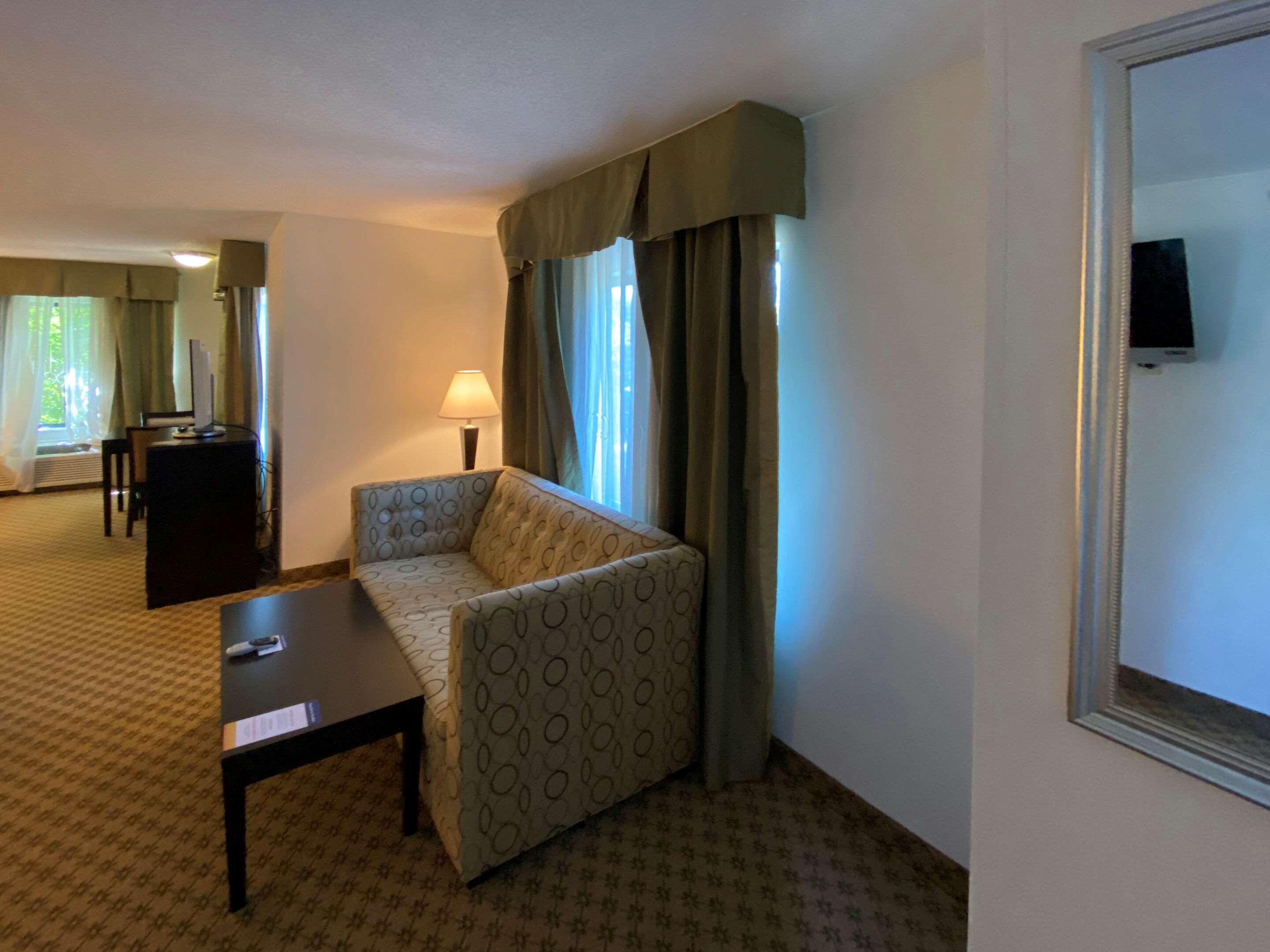Comfort Inn & Suites Честъртаун Екстериор снимка