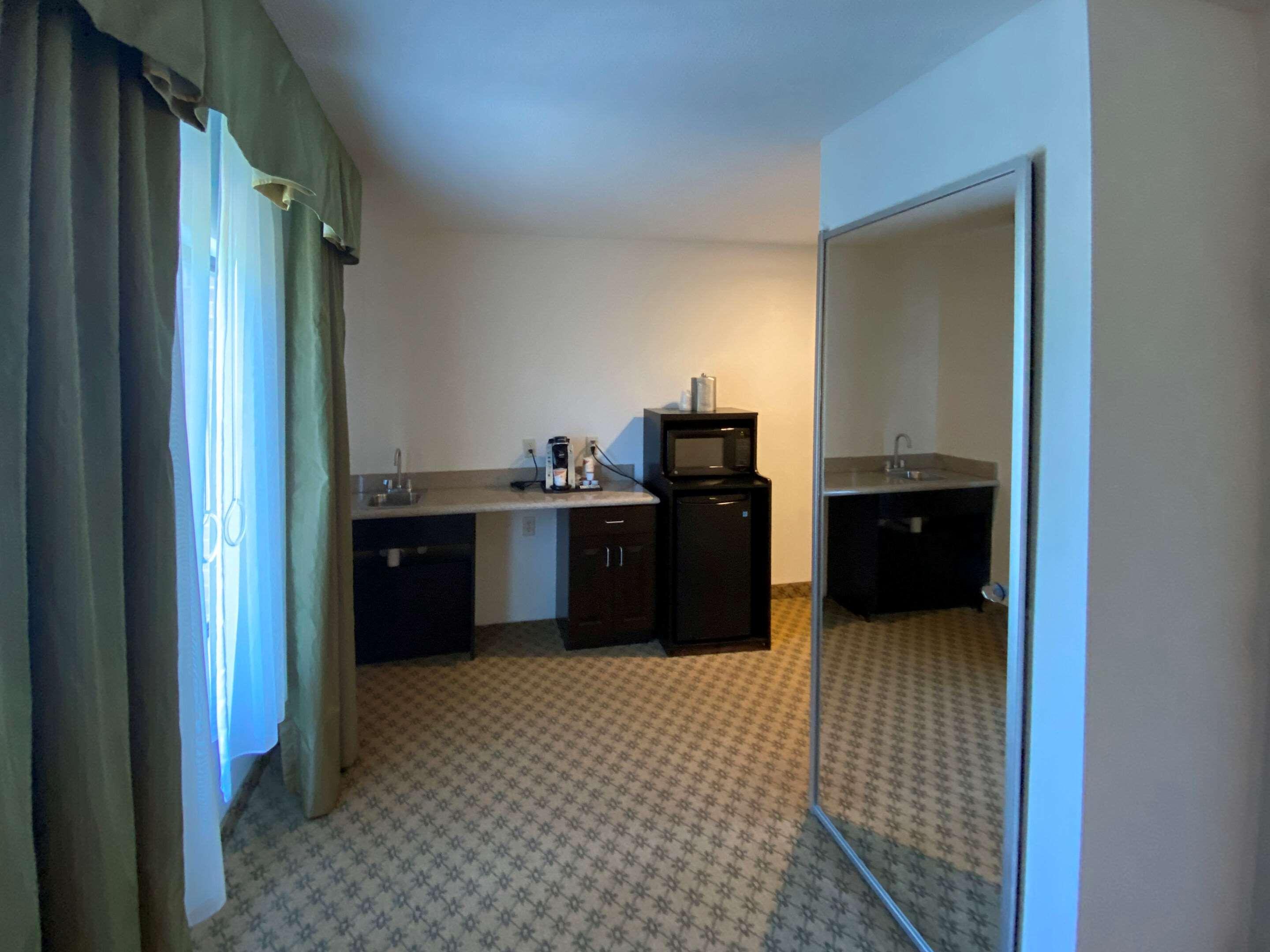 Comfort Inn & Suites Честъртаун Екстериор снимка