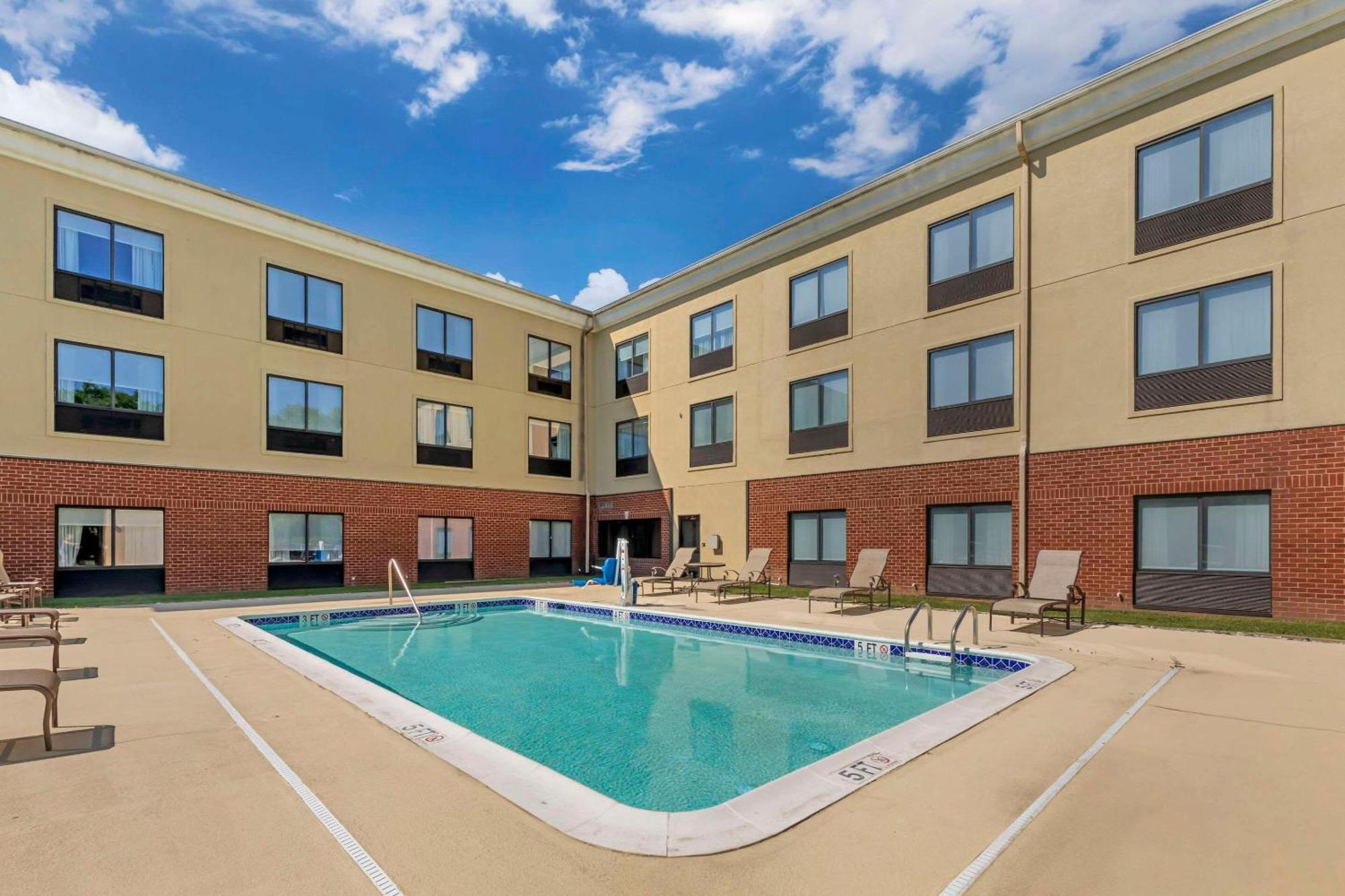 Comfort Inn & Suites Честъртаун Екстериор снимка